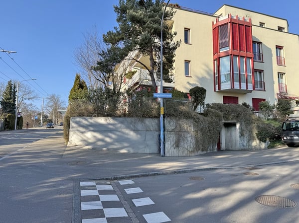 Einstellhallenplatz an der Segantinistrasse in Zürich-Höngg 4
