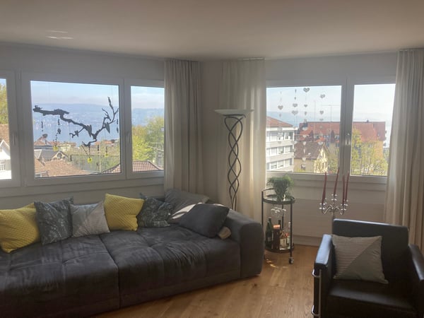 Sehr grosszügige 4.5-Zimmer-Wohnung mit grossem Balkon an zentralster Lage in Wädenswil 2