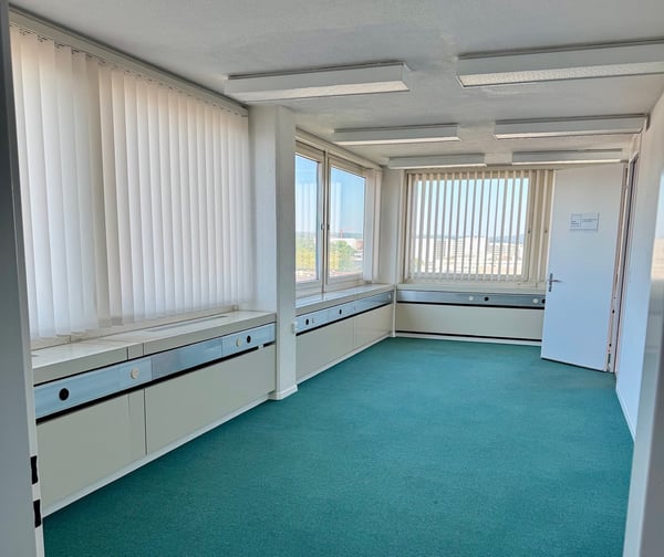 Ihr neues Büro mit Panoramablick auf den Flughafen! 2