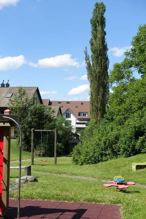 Schöne und grosszügige 4.5 Zimmer Wohnung mit viel Privatsphäre und Weitblick 12
