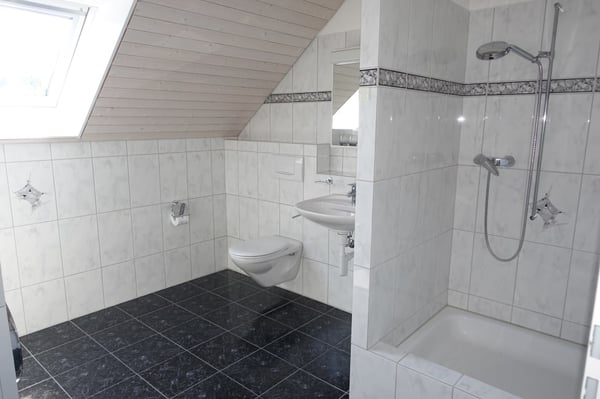 Schöne und grosszügige 4.5 Zimmer Wohnung mit viel Privatsphäre und Weitblick 10