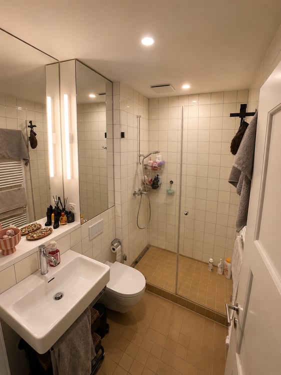 Charmante 2.5-Zimmer-Altbauwohnung mit Balkon und schöner Aussicht in Zürich-Wiedikon 6
