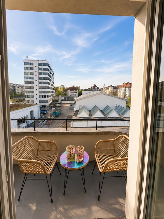 Charmante 2.5-Zimmer-Altbauwohnung mit Balkon und schöner Aussicht in Zürich-Wiedikon 5