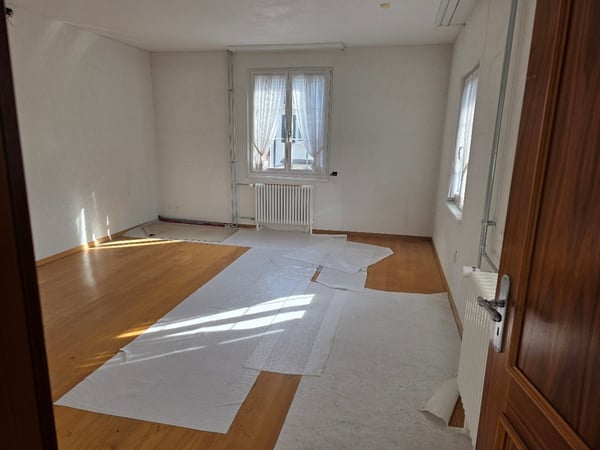 Ruhige, helle und grosszügige 4.5 Zimmer Wohnung im 2-Familien-Riegelhaus mitten in Dachsen 3