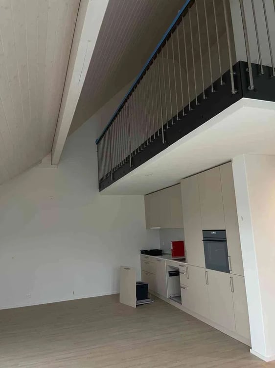 Moderne 4.5-Zimmer-Maisonette-Wohnung mit Balkon in Weiningen 2