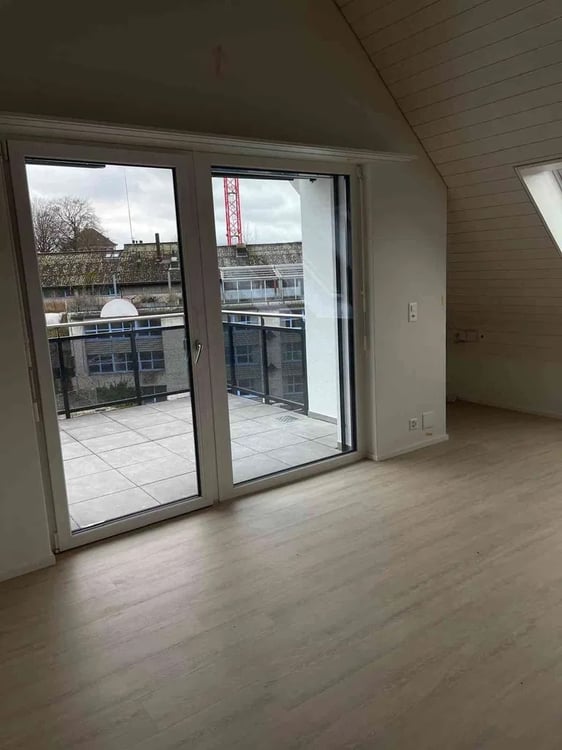 Moderne 4.5-Zimmer-Maisonette-Wohnung mit Balkon in Weiningen 4