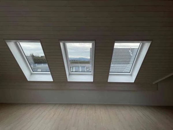 Moderne 4.5-Zimmer-Maisonette-Wohnung mit Balkon in Weiningen 3