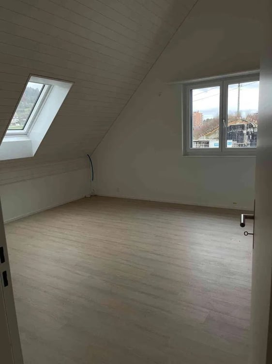Moderne 4.5-Zimmer-Maisonette-Wohnung mit Balkon in Weiningen 9