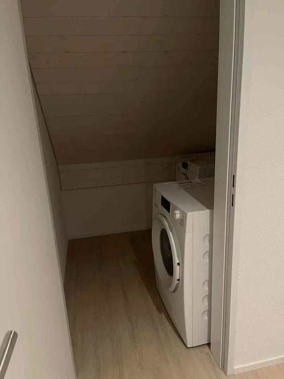 Moderne 4.5-Zimmer-Maisonette-Wohnung mit Balkon in Weiningen 5