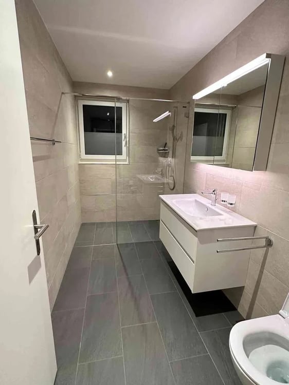 Moderne 4.5-Zimmer-Maisonette-Wohnung mit Balkon in Weiningen 7