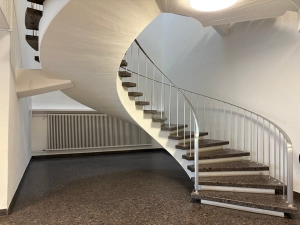 Helles Büro im Altbau an der Binzstrasse – 42 m², 2. OG, Lift 3