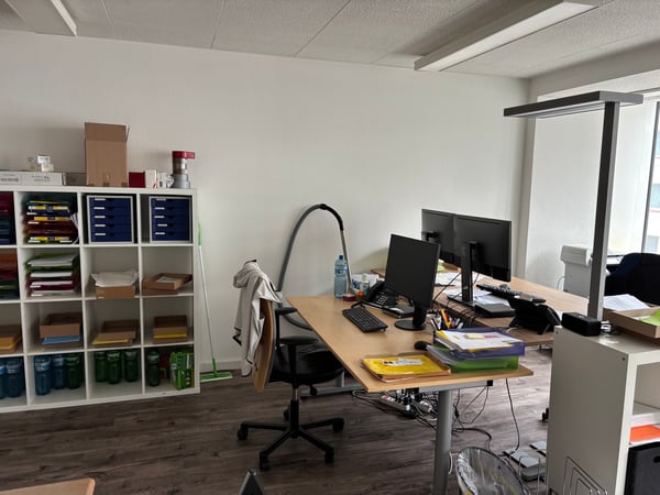 Helles Büro im Altbau an der Binzstrasse – 42 m², 2. OG, Lift 5