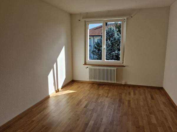 3.5-Zimmer Wohnung in gepflegter Altliegenschaft (1. OG, 76m2, Renovation 2022). 3