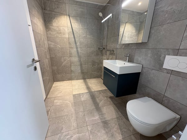 Erstbezug: Top moderne 2.5-Zimmer-Neubauwohnung mit grossem Balkon - Zentrumsnah in grüner Umgebung 7