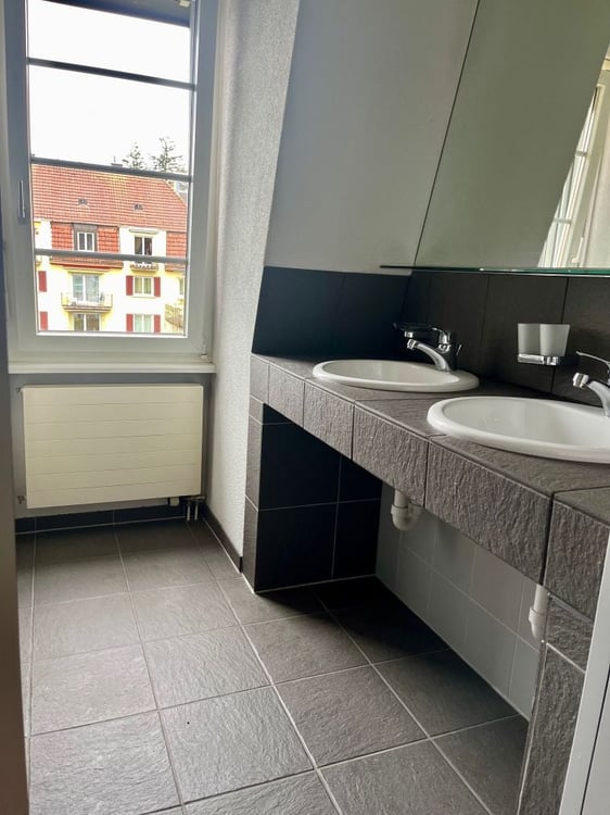 Ruhige 4.5-Zimmer Dachwohnung – 2 Balkone & grosser Garten – Weitblick über Zürich auf die Berge 4