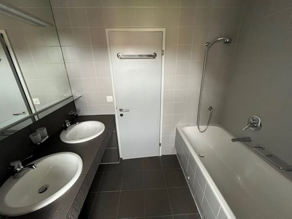 Ruhige 4.5-Zimmer Dachwohnung – 2 Balkone & grosser Garten – Weitblick über Zürich auf die Berge 3