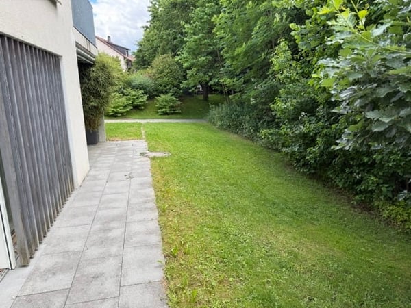 Berikon - Einzigartig elegant wohnen am Bach, mit eigenen 160 m2 Garten und 28 m2 gedeckter Terrasse 2