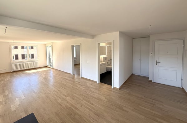 Frisch renovierte 4.5-Zimmer-Wohnung mit sonnigem Balkon an zentraler Lage 2