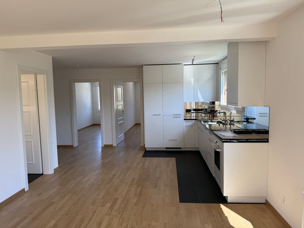 Frisch renovierte 4.5-Zimmer-Wohnung mit sonnigem Balkon an zentraler Lage 12