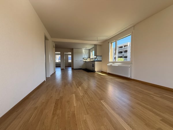 Frisch renovierte 4.5-Zimmer-Wohnung mit sonnigem Balkon an zentraler Lage 10