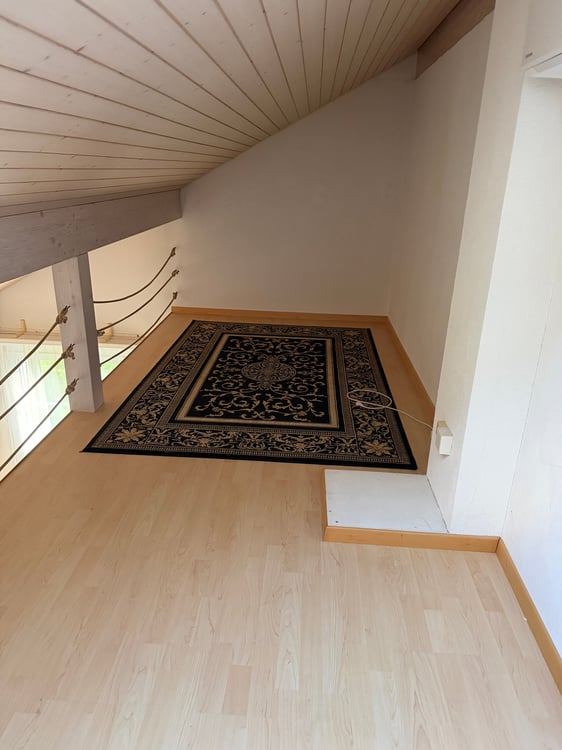 Charmante 2.5-Zimmer-Dachwohnung mit Panoramablick in Benken SG 3