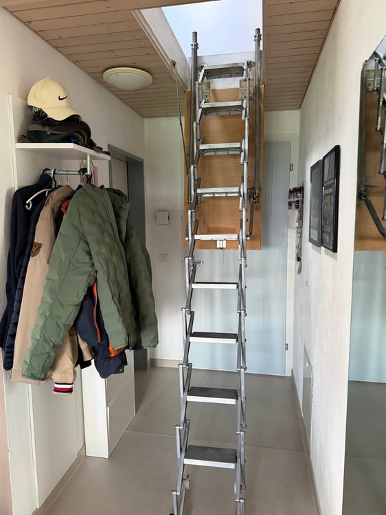 Charmante 2.5-Zimmer-Dachwohnung mit Panoramablick in Benken SG 4