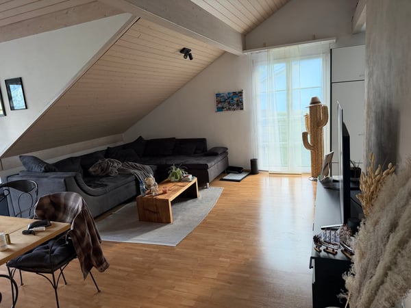 Charmante 2.5-Zimmer-Dachwohnung mit Panoramablick in Benken SG 9
