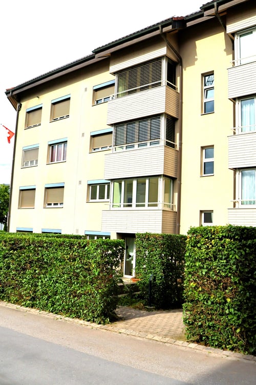 Charmante 2.5-Zi-Wohnung mit Cheminée und grossem Tiefgaragenplatz – Lachen SZ 12
