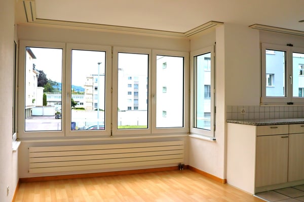 Charmante 2.5-Zi-Wohnung mit Cheminée und grossem Tiefgaragenplatz – Lachen SZ 4