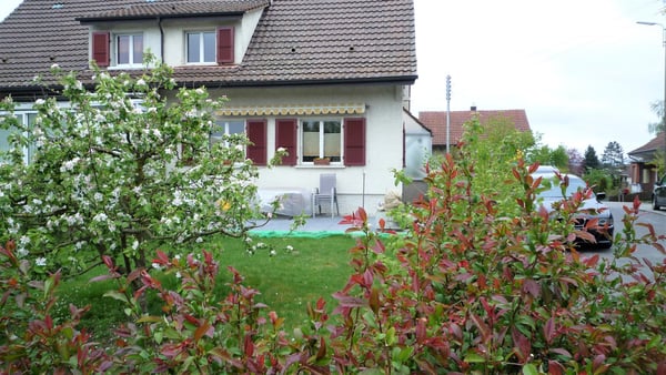 Kleines Zweifamilienhaus in ruhiger Lage in Kerzers 1
