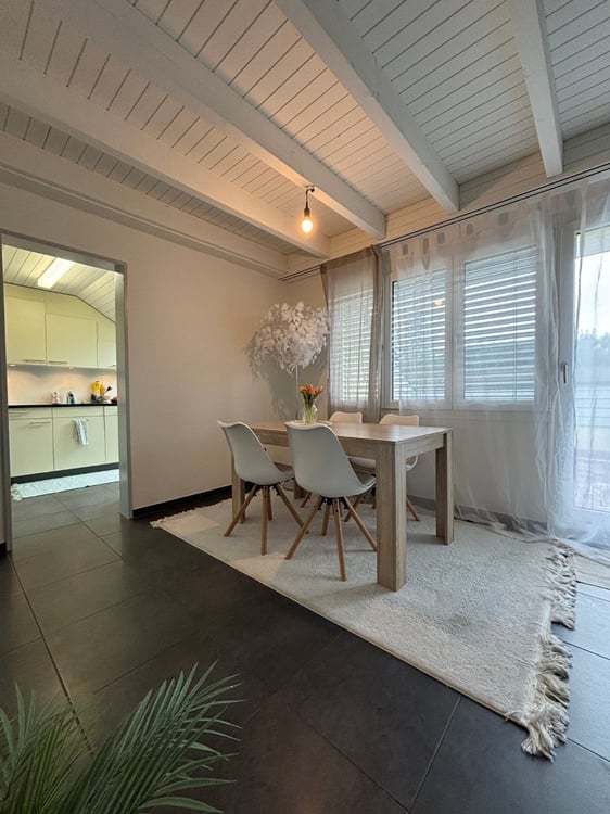Charmante 2.5-Zimmer-Dachwohnung an der Hauptstrasse in Hausen (AG) 2