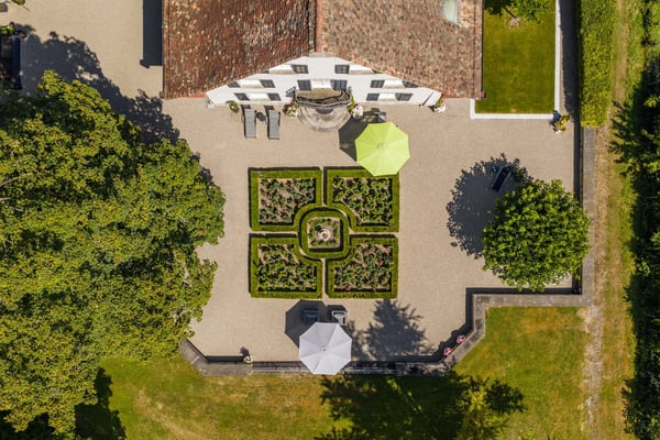 Prachtvolle Altbau-Villa mit 18 Zimmern und weitläufigem Garten in Winterthur 1