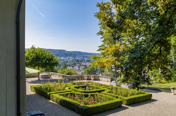 Prachtvolle Altbau-Villa mit 18 Zimmern und weitläufigem Garten in Winterthur 2