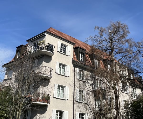 Traumhaft ruhige 4.5 Zimmer-Dachwohnung mit zwei Balkonen – Nähe Klusplatz 2