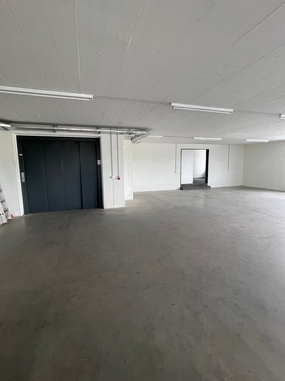 Ca. 400m2 Lagerraum zu vermieten. (auch unterteilbar auf eigene Kosten) 2