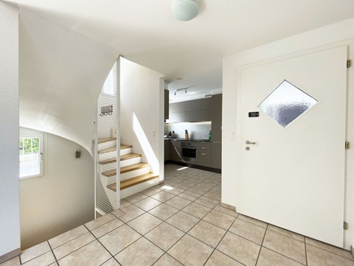 Freistehendes 5.5-Zimmer-Einfamilienhaus an ruhiger Lage in Aesch BL 2