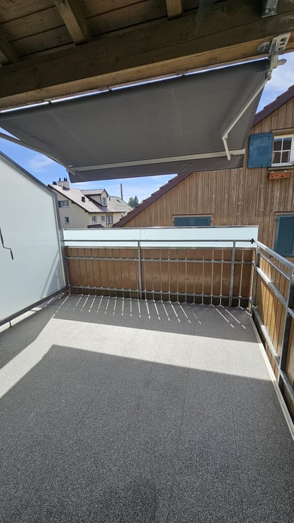 Helle und frisch sanierte 3.5-Zimmerwohnung mit grossem Estrich 12