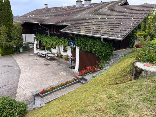 Mitten in der Natur allein gelegenes 6-Zimmer-Doppeleinfamilienhaus in Bauma 3