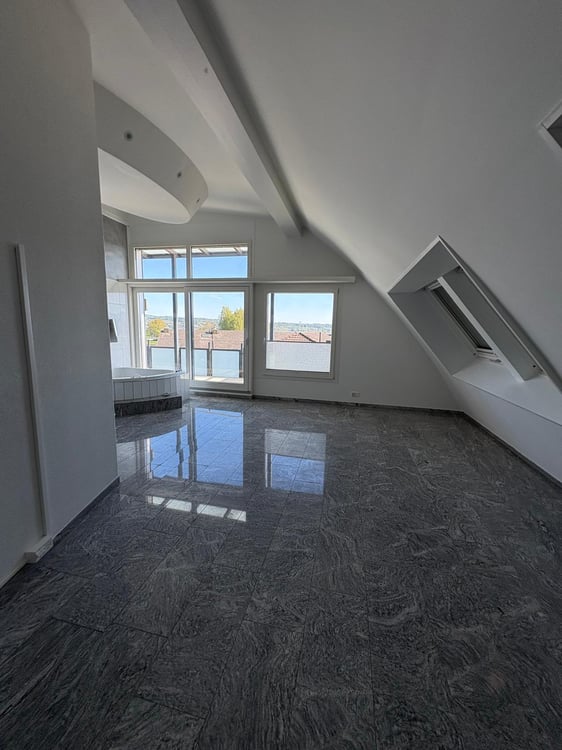 Grosszügige 4.5-Zimmer-Dachwohnung mit Seeblick in Freienbach 4
