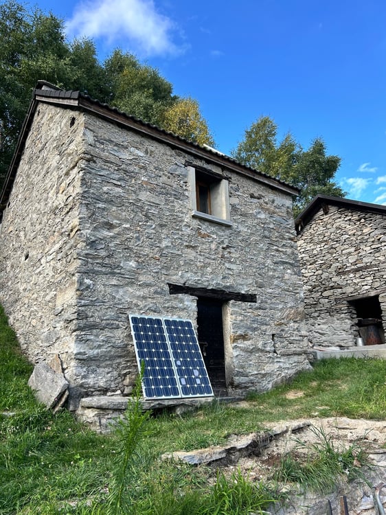 2 Rustici in pietra a Gorduno – Charme ticinese autentico in vendita 1
