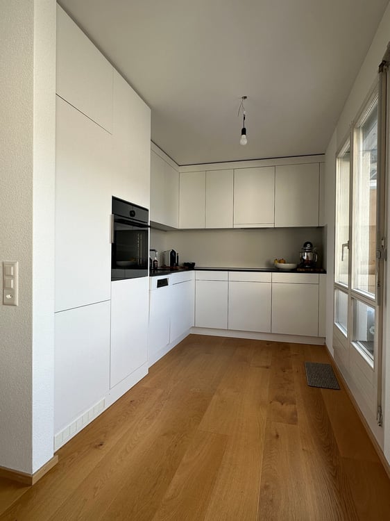 Moderne 2.5 Zimmer Wohnung mit zwei Balkonen an zentraler und ruhiger Lage in Zürich-Wiedikon 3