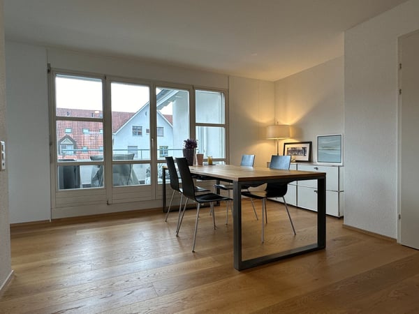 Moderne 2.5 Zimmer Wohnung mit zwei Balkonen an zentraler und ruhiger Lage in Zürich-Wiedikon 2