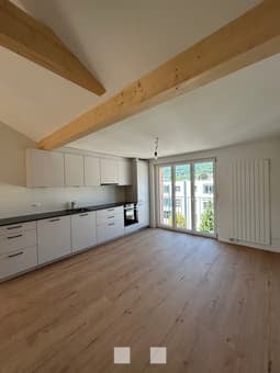 Charmante 2.5-Zimmer-Dachwohnung mit Balkon in Biel/Bienne 1