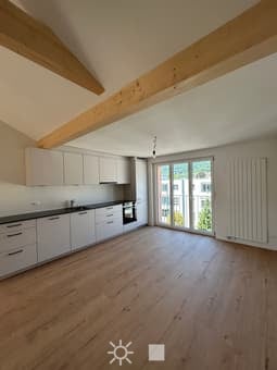 Charmante 2.5-Zimmer-Dachwohnung mit Balkon in Biel/Bienne 1