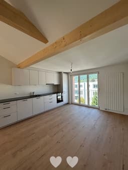 Charmante 2.5-Zimmer-Dachwohnung mit Balkon in Biel/Bienne 1