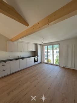 Charmante 2.5-Zimmer-Dachwohnung mit Balkon in Biel/Bienne 1