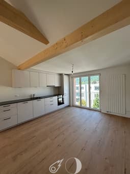 Charmante 2.5-Zimmer-Dachwohnung mit Balkon in Biel/Bienne 1