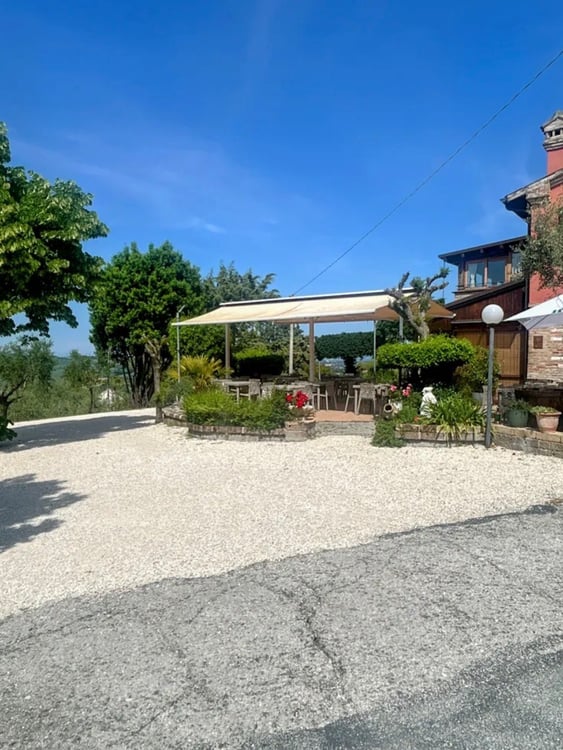Exklusives Panorama Anwesen , Wohnerlebnis & Investment in den Marken 2