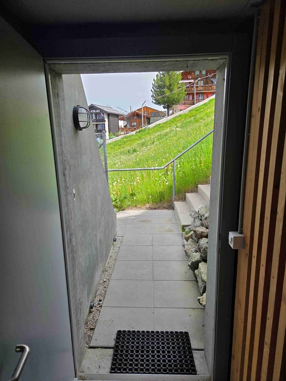 Ski in - Ski out: 3.5-Zimmer-Terrassenwohnung an bester Lage in Grächen 3