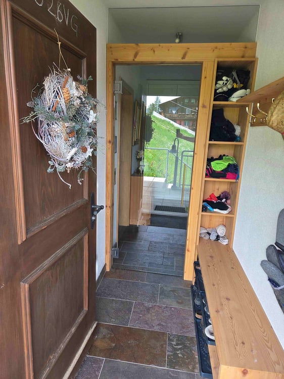Ski in - Ski out: 3.5-Zimmer-Terrassenwohnung an bester Lage in Grächen 4